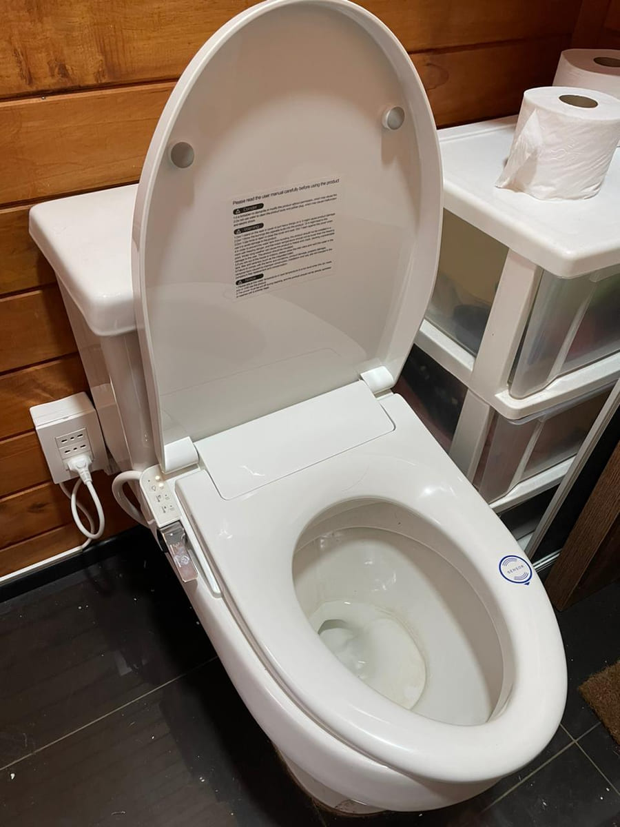 Baño de Arantza con la tapa New Bidé instalada