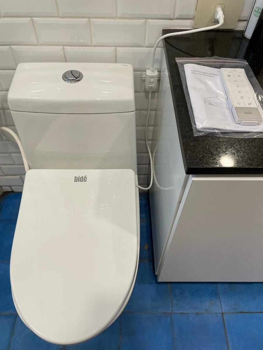 Baño de Escarlett con la tapa New Bidé instalada