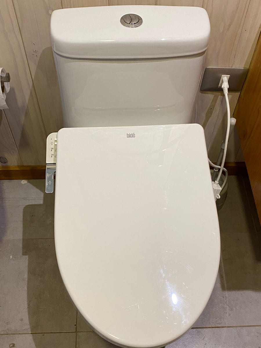 Baño de Carolina con la tapa New Bidé instalada
